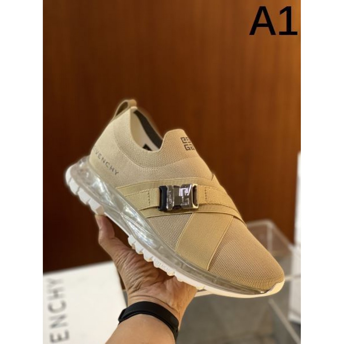 スタイル際立つ GIVENCHY ジバンシィ コピー スニーカー 大胆でモダンな