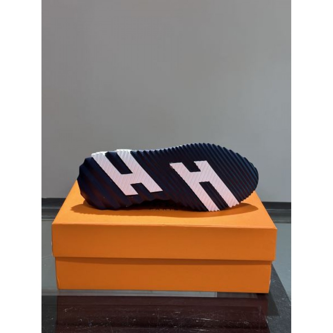 タフで都会的な魅力が光る エルメス コピー スニーカー HERMES 今買いたい注目モデル