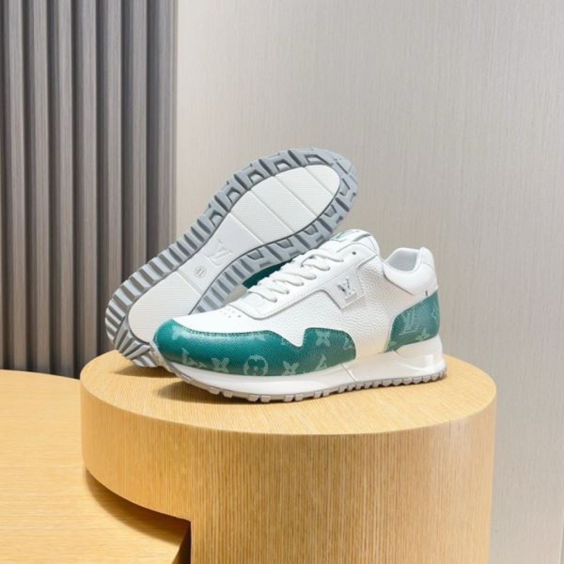 存在感抜群の LOUIS VUITTON ルイヴィトン コピー スニーカー 洗練された