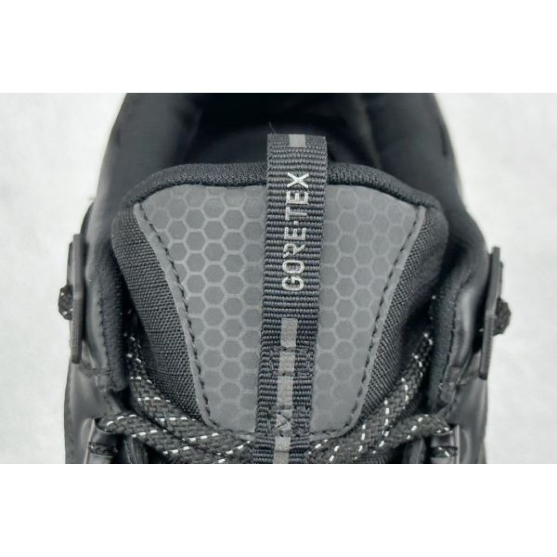 モード感漂う MONCLER モンクレール コピー スニーカー 軽やかで快適な