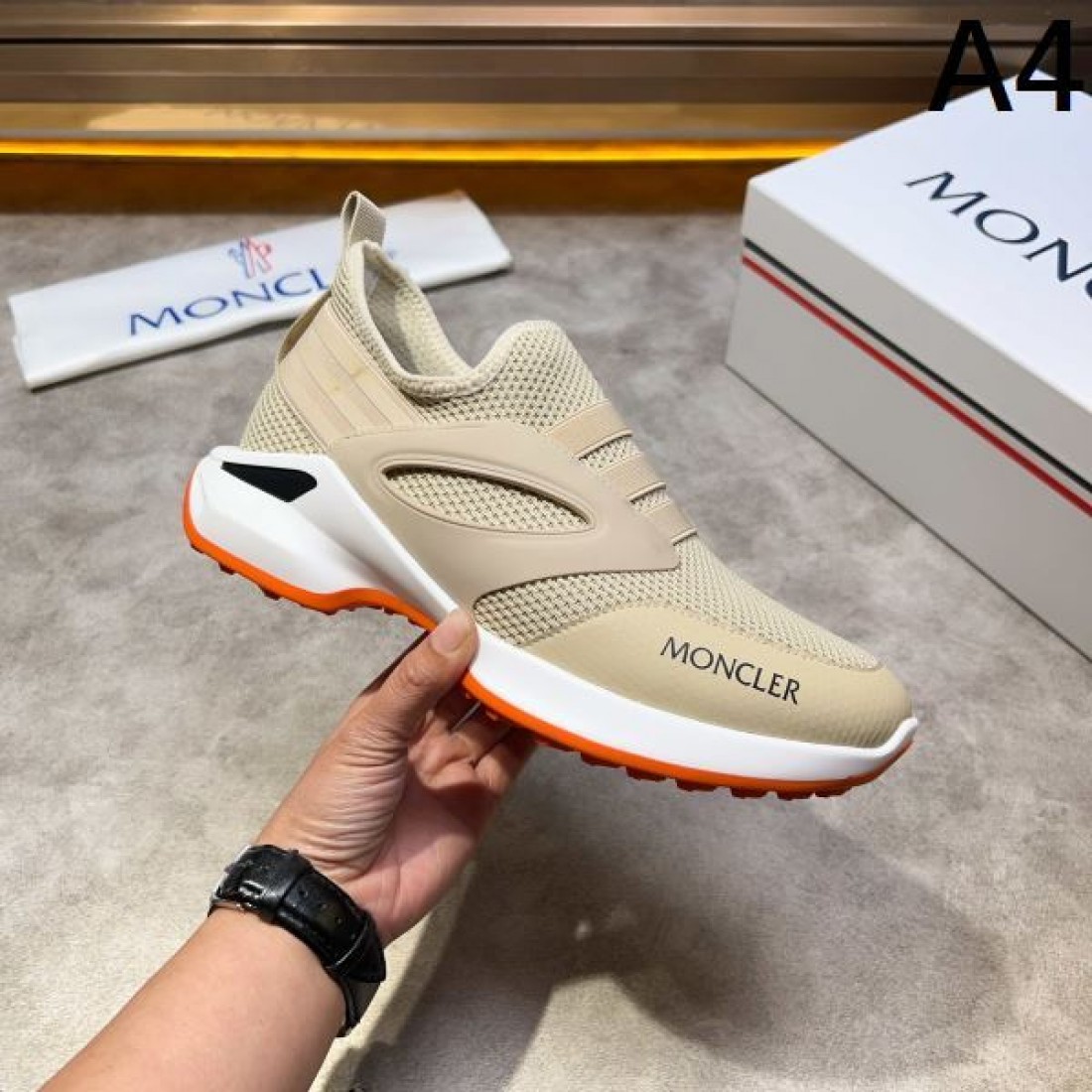 シーズンの流行にチェック MONCLER モンクレール コピー スニーカー 大人可愛い