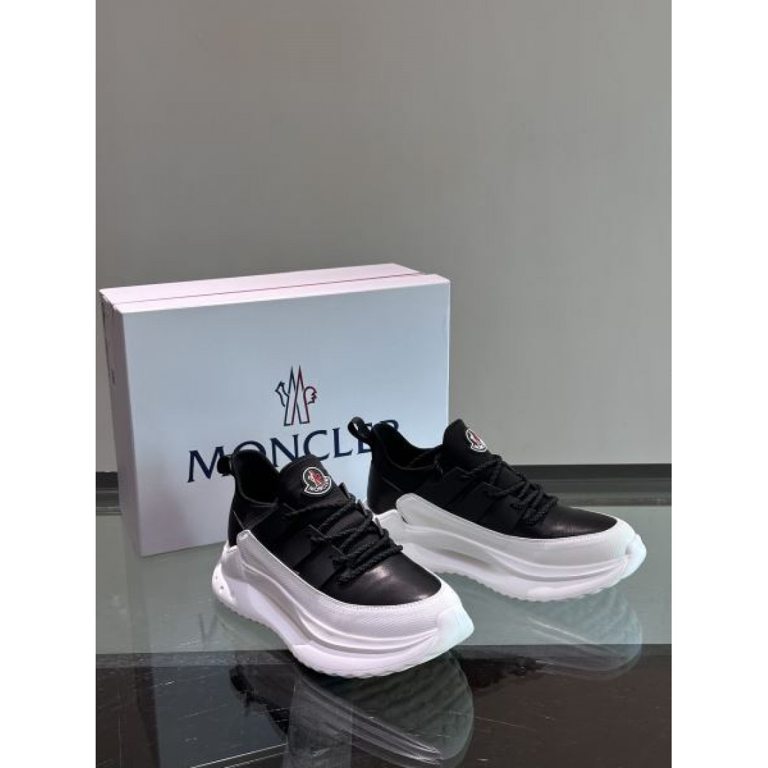 カジュアルなのに高級感漂うMONCLER モンクレール コピー スニーカー 洗練の一足