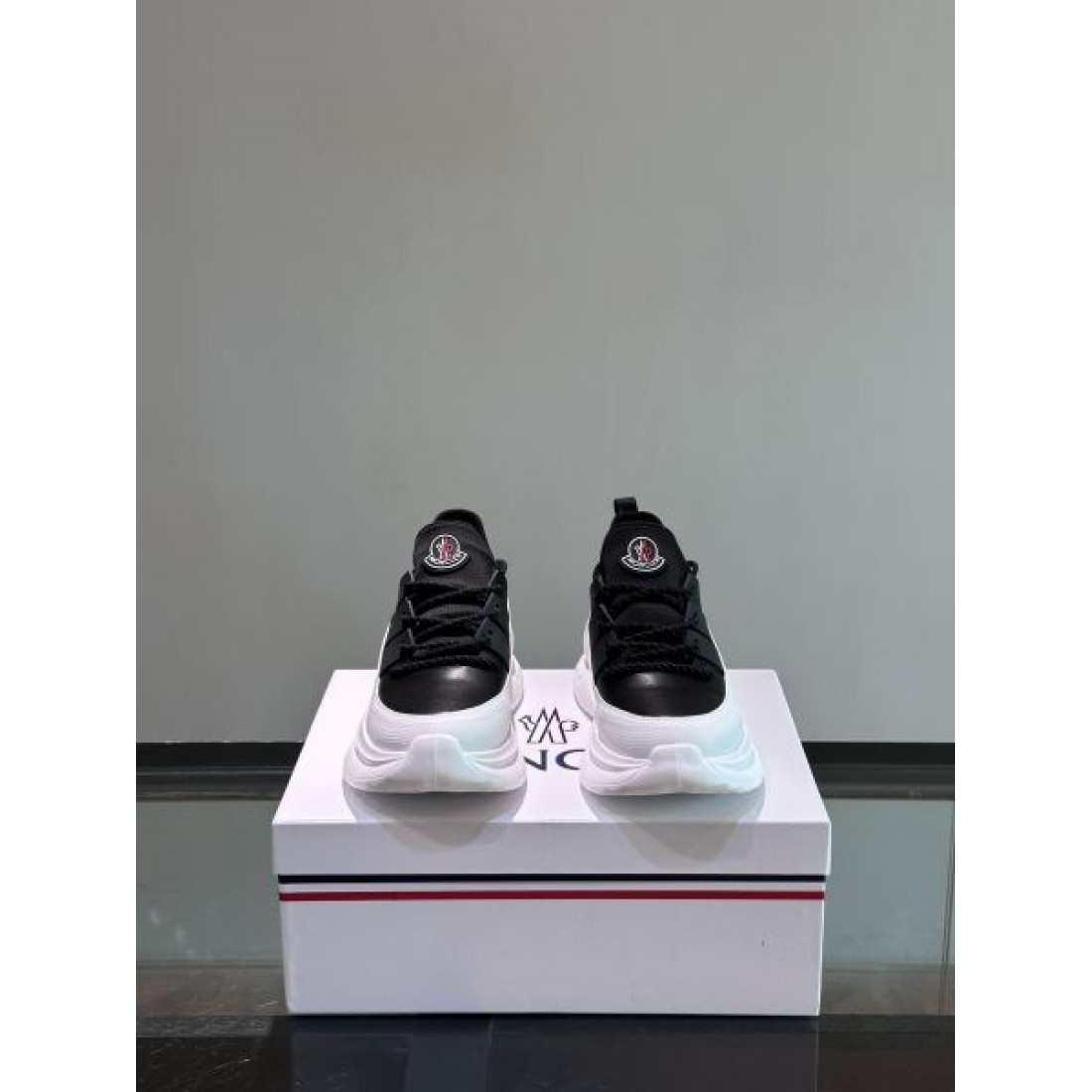 カジュアルなのに高級感漂うMONCLER モンクレール コピー スニーカー 洗練の一足