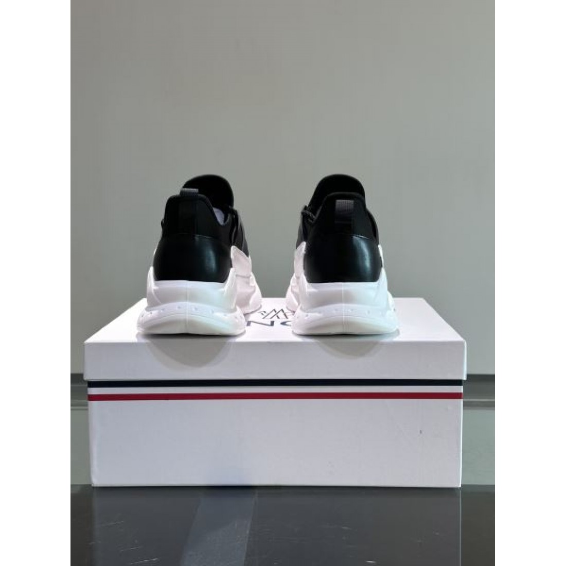 カジュアルなのに高級感漂うMONCLER モンクレール コピー スニーカー 洗練の一足