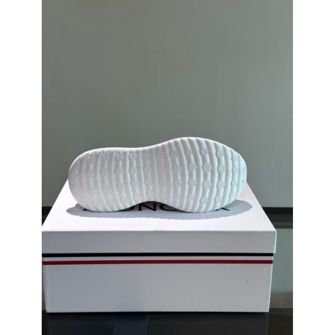 カジュアルなのに高級感漂うMONCLER モンクレール コピー スニーカー 洗練の一足