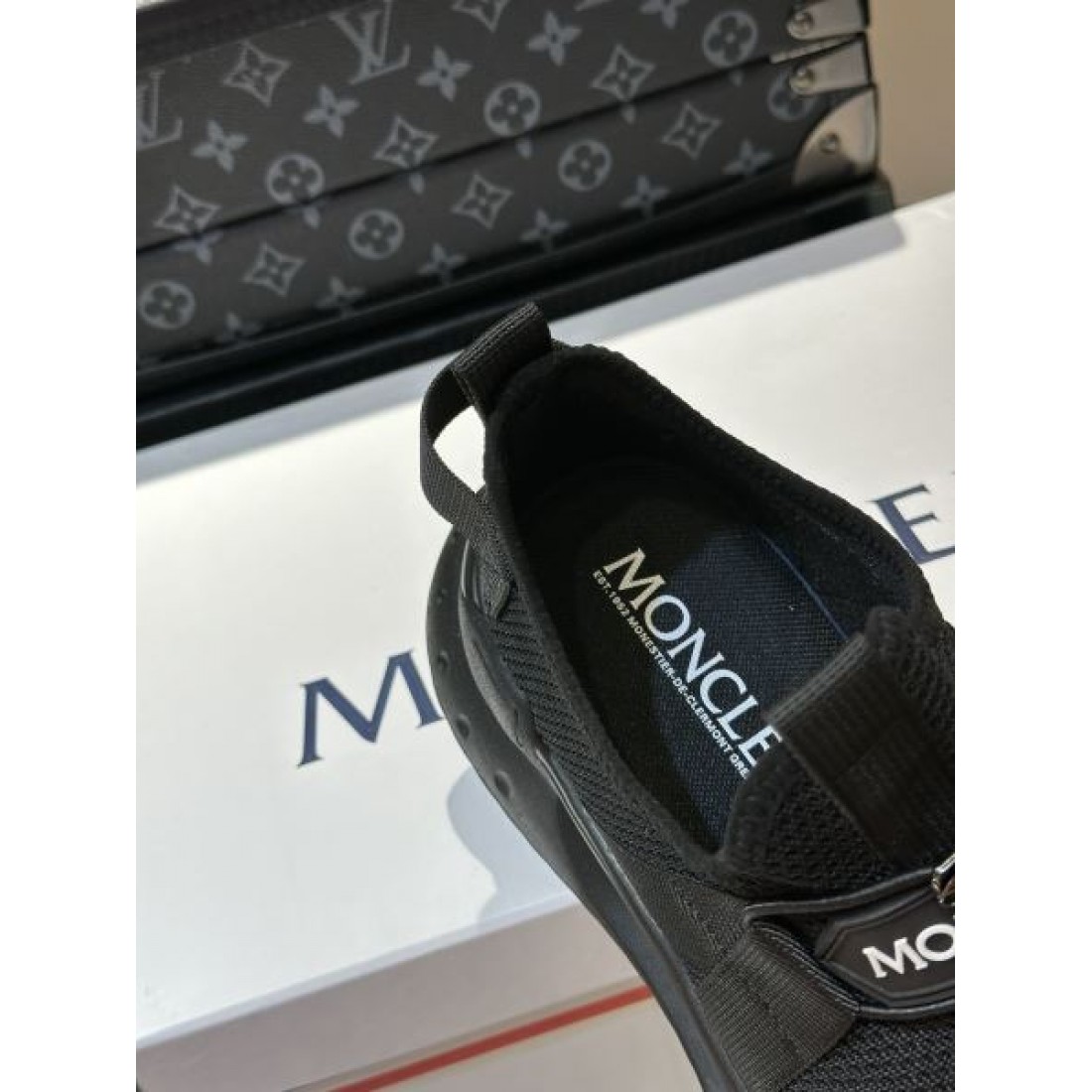 デザイン性と実用性の両立MONCLER コピー スニーカー モンクレールのこだわりモデル