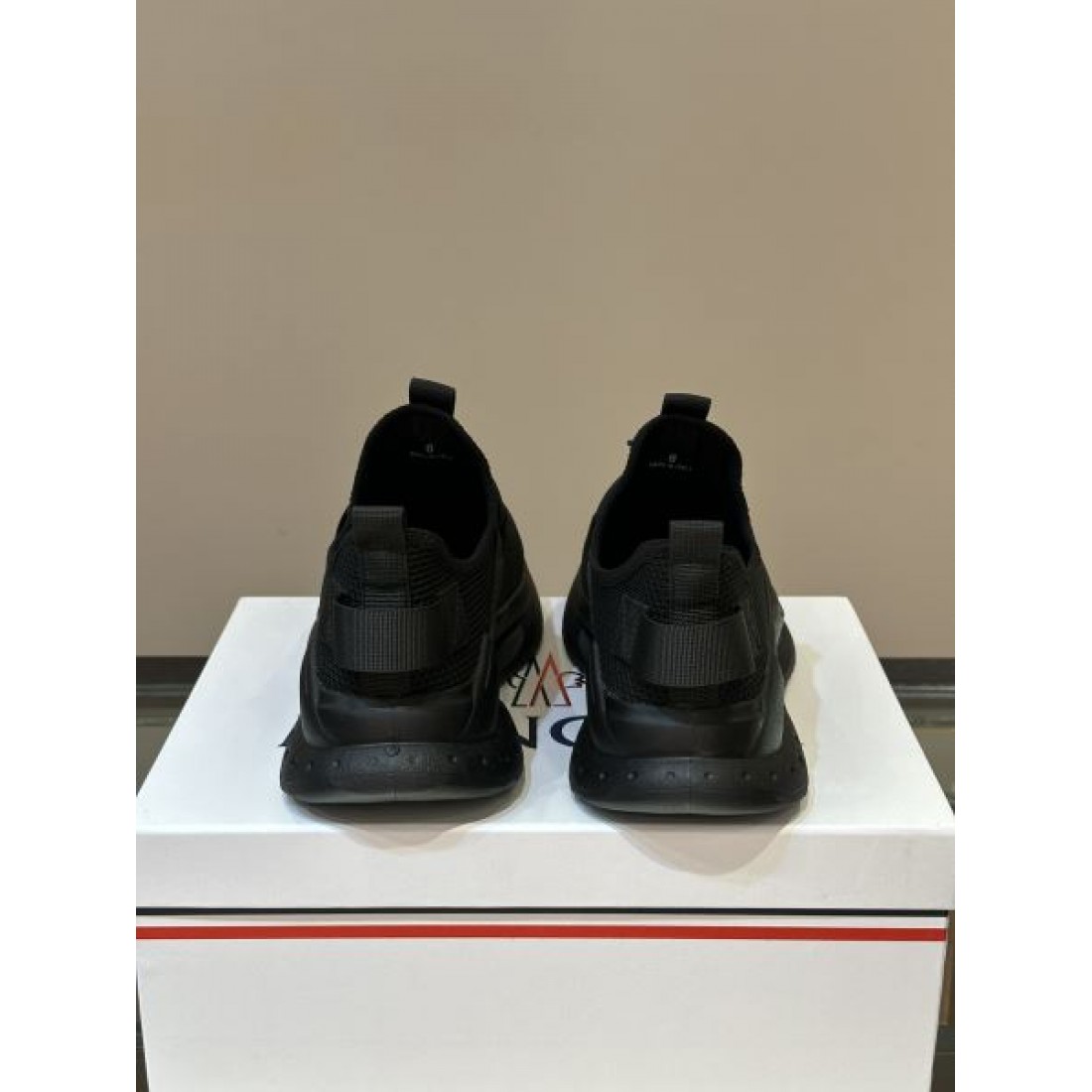 デザイン性と実用性の両立MONCLER コピー スニーカー モンクレールのこだわりモデル