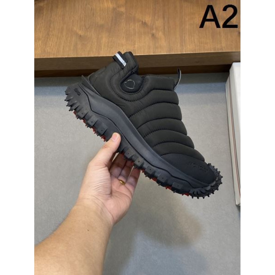 MONCLER モンクレール コピー スニーカー トレンドを捉えたスマートな一足
