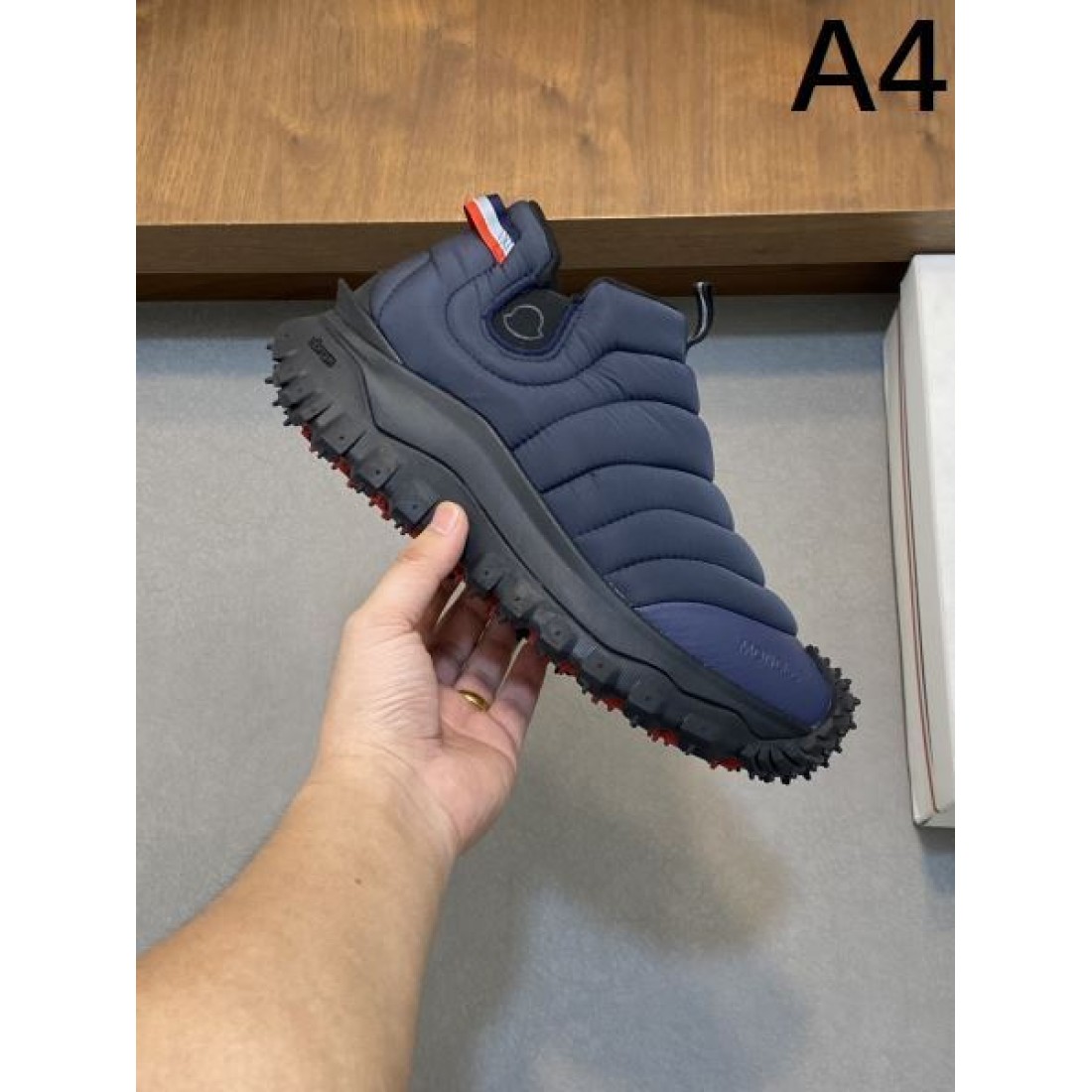 MONCLER モンクレール コピー スニーカー トレンドを捉えたスマートな一足