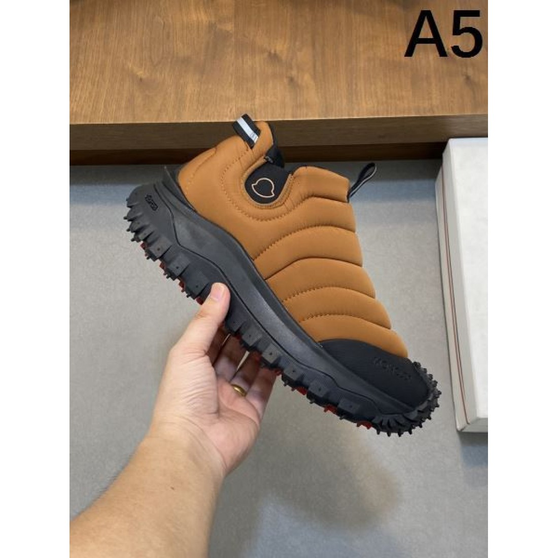 MONCLER モンクレール コピー スニーカー トレンドを捉えたスマートな一足