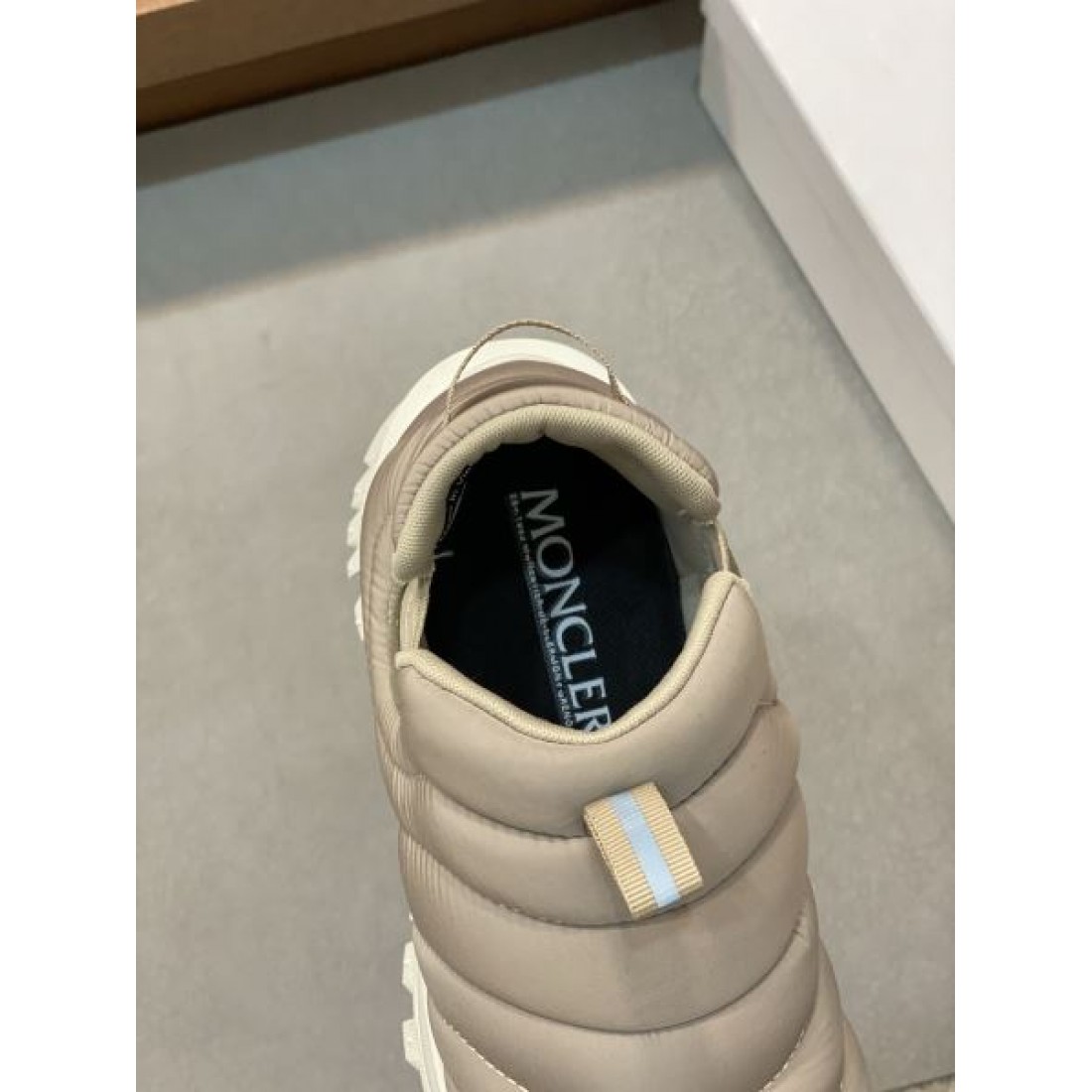 MONCLER モンクレール コピー スニーカー トレンドを捉えたスマートな一足