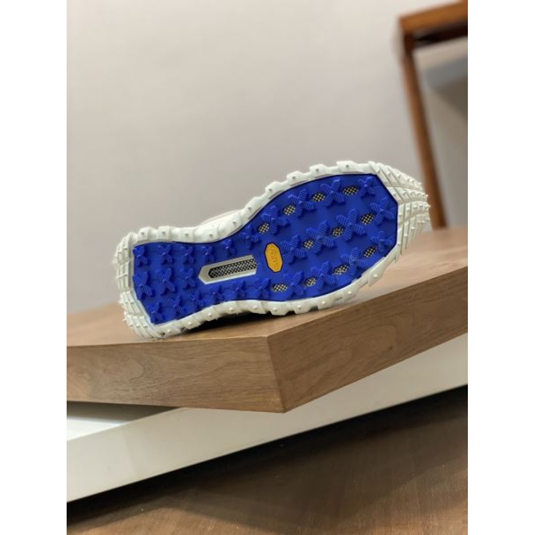 MONCLER モンクレール コピー スニーカー トレンドを捉えたスマートな一足