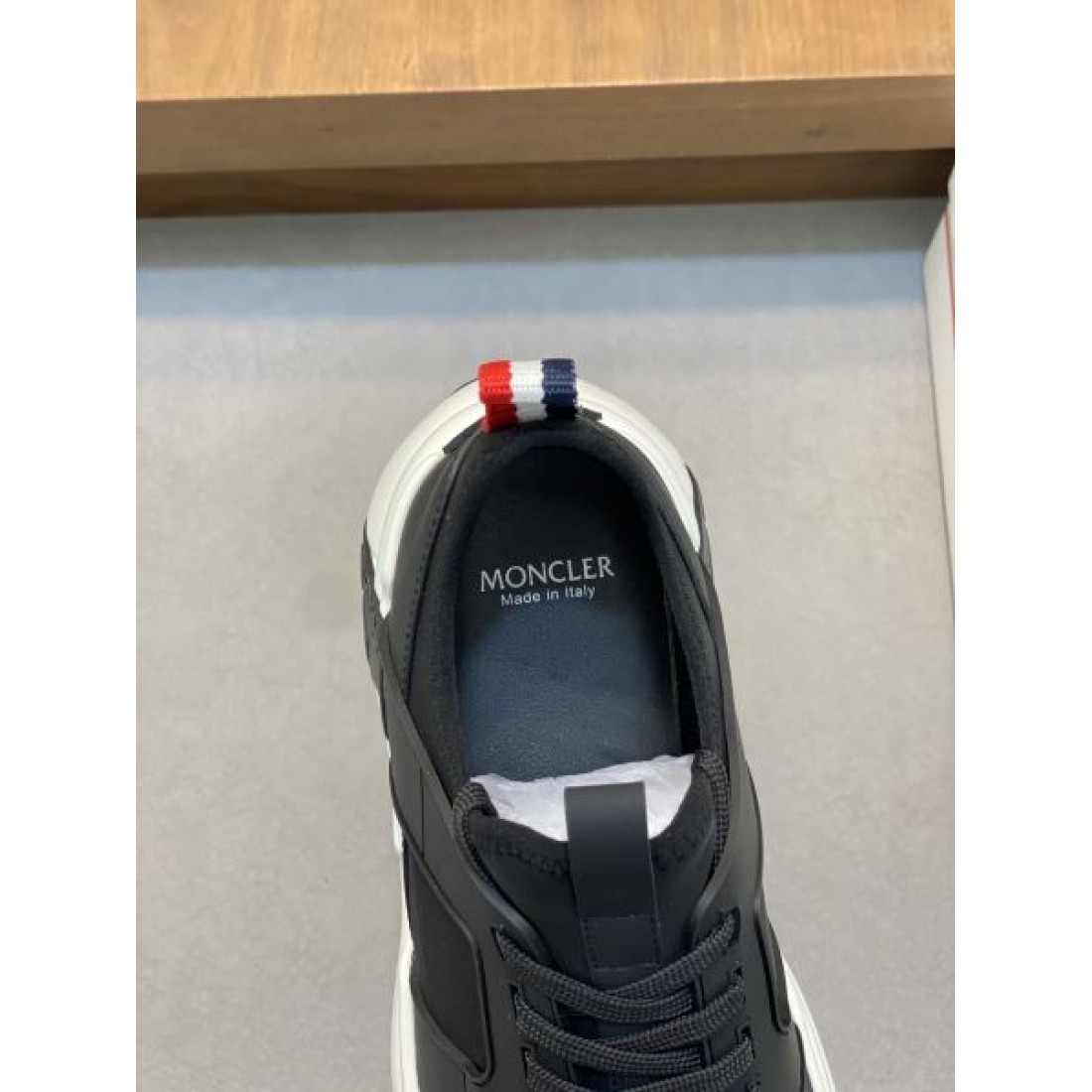 アウトドアにも映える MONCLER 機能的で軽量な モンクレール コピー スニーカー