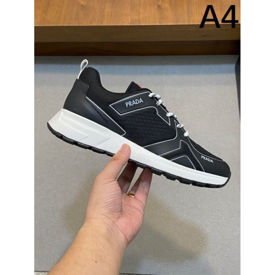 期間限定 PRADA プラダ コピー スニーカー 人気沸騰中！おしゃれ新品