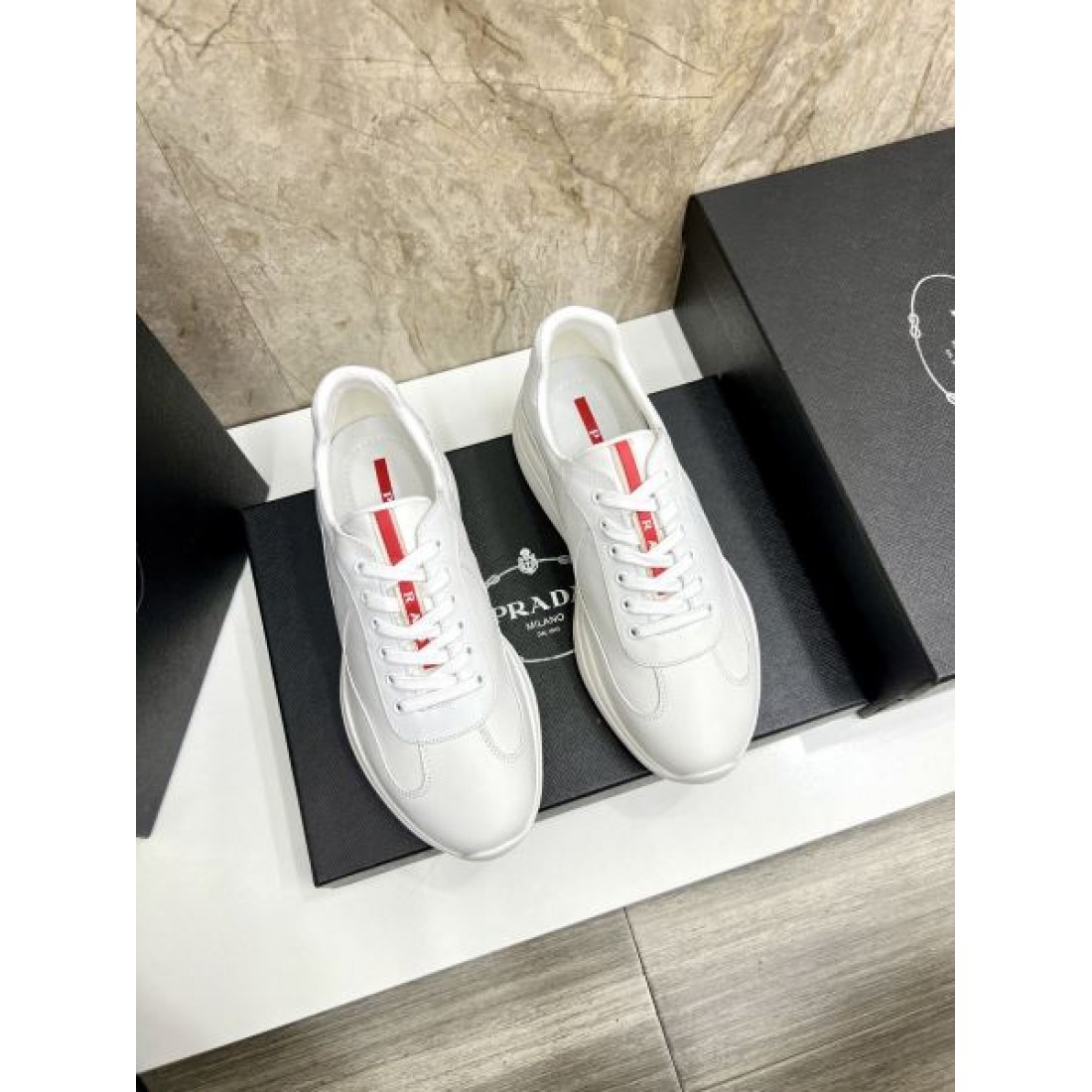 人気急上昇のPRADA プラダ コピー スニーカー モード感漂うスタイリッシュな一足