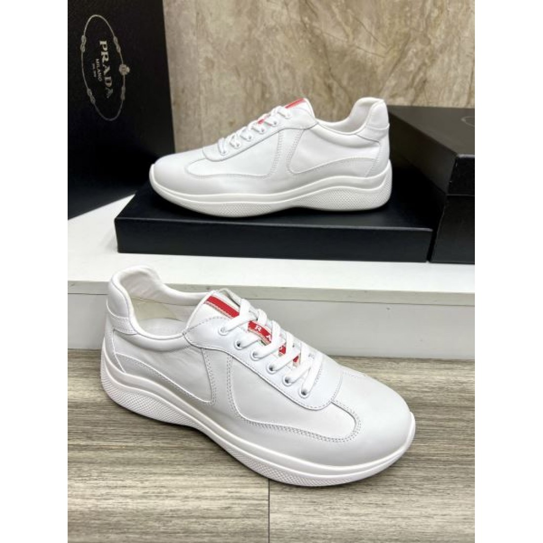 人気急上昇のPRADA プラダ コピー スニーカー モード感漂うスタイリッシュな一足