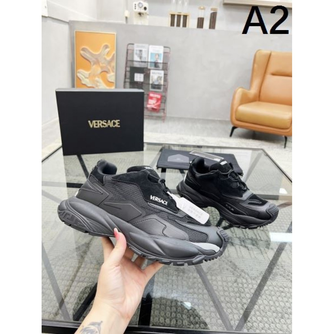 ヴェルサーチェ コピー スニーカー 目を引く華やかさ VERSACE と軽さが融合