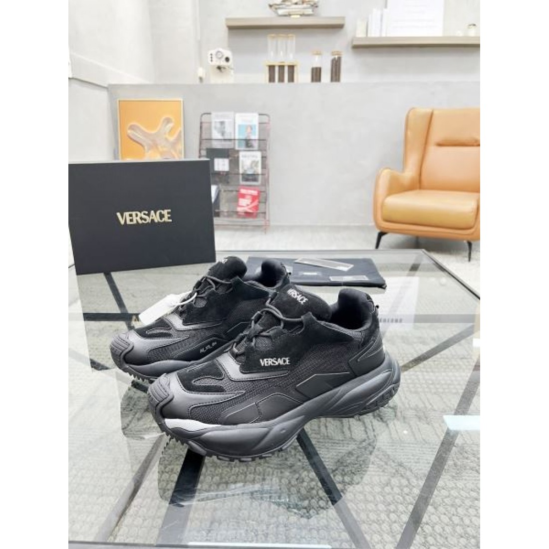 ヴェルサーチェ コピー スニーカー 目を引く華やかさ VERSACE と軽さが融合