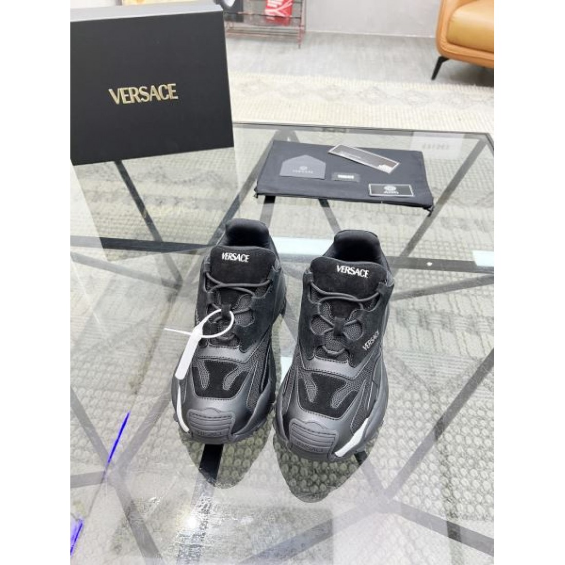 ヴェルサーチェ コピー スニーカー 目を引く華やかさ VERSACE と軽さが融合