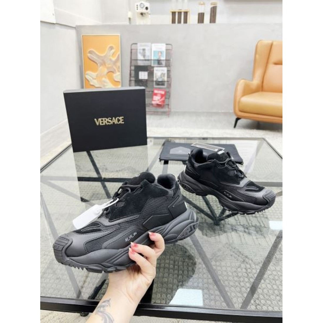 ヴェルサーチェ コピー スニーカー 目を引く華やかさ VERSACE と軽さが融合