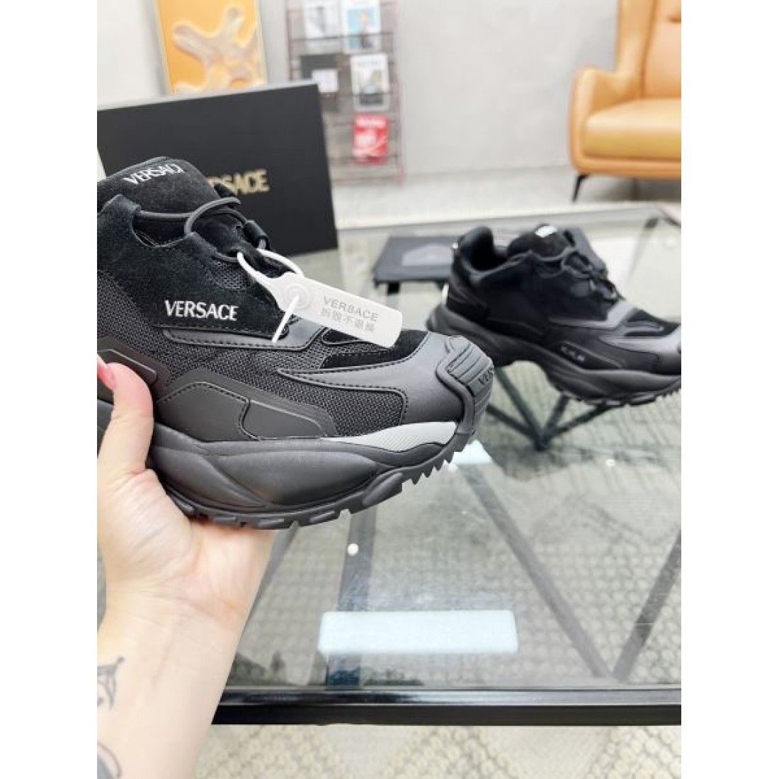 ヴェルサーチェ コピー スニーカー 目を引く華やかさ VERSACE と軽さが融合