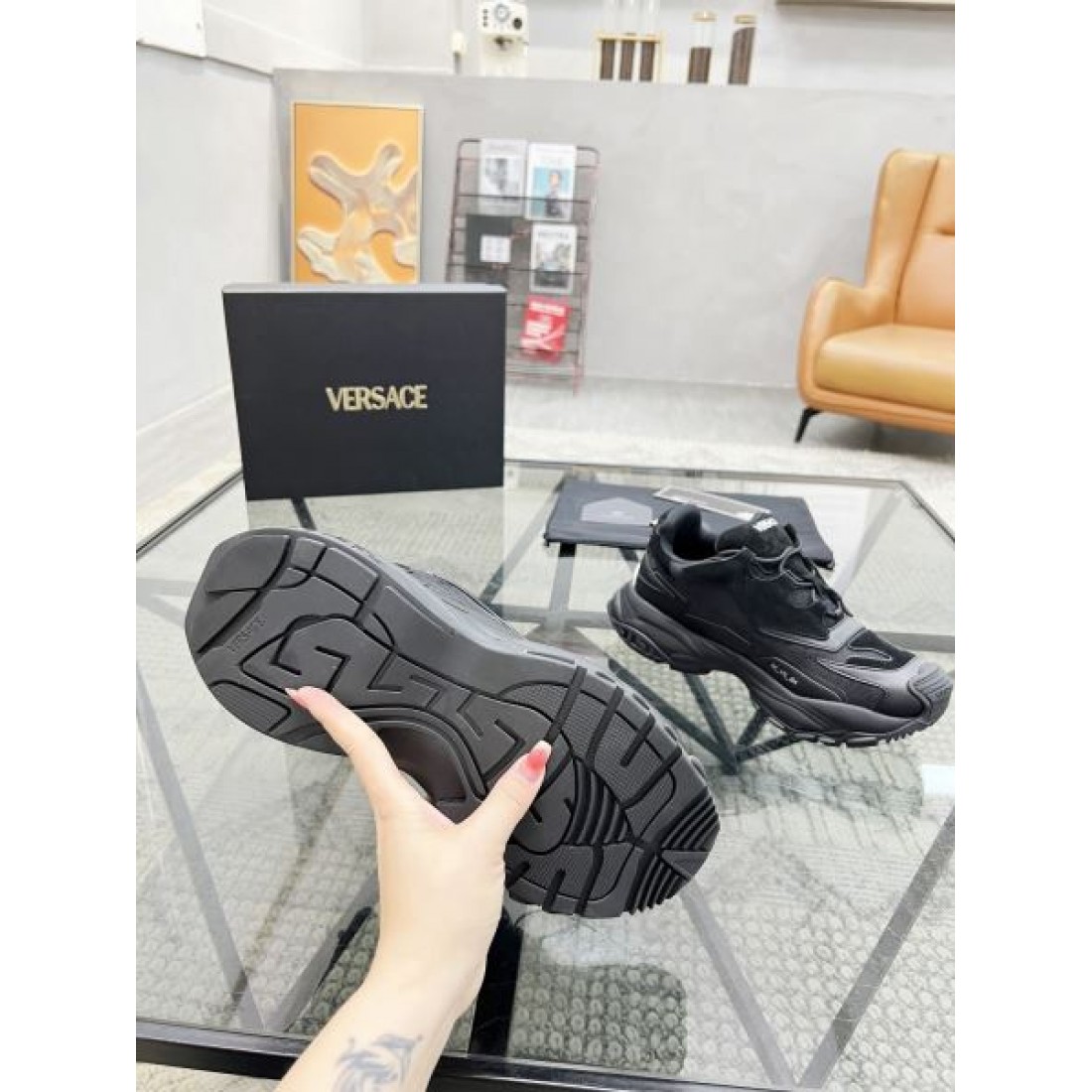 ヴェルサーチェ コピー スニーカー 目を引く華やかさ VERSACE と軽さが融合