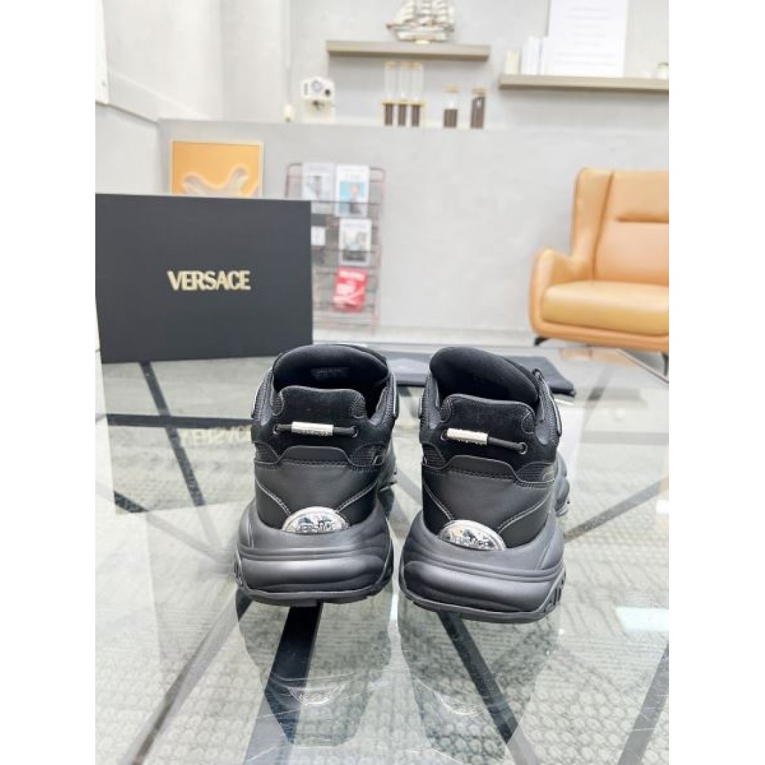 ヴェルサーチェ コピー スニーカー 目を引く華やかさ VERSACE と軽さが融合