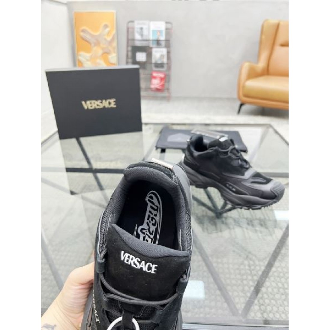 ヴェルサーチェ コピー スニーカー 目を引く華やかさ VERSACE と軽さが融合