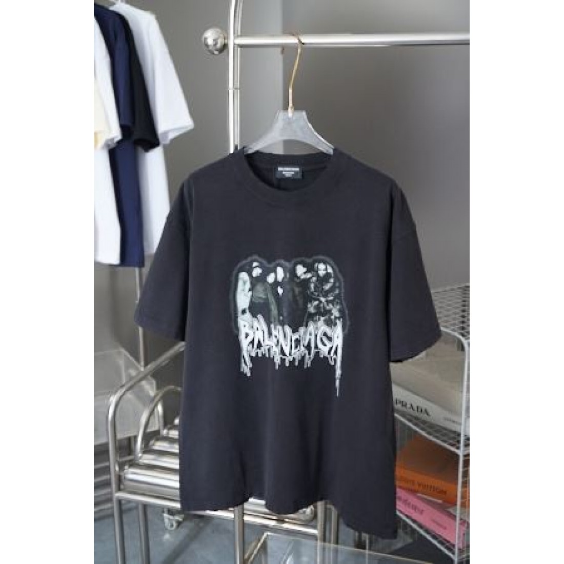 BALENCIAGA バレンシアガ コピー 半袖Tシャツに映える 構築的でシック