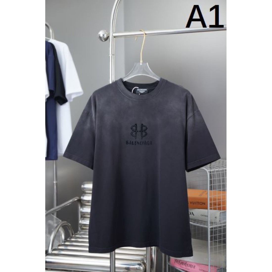 BALENCIAGA バレンシアガ コピー 半袖Tシャツ モードで大胆なデザイン