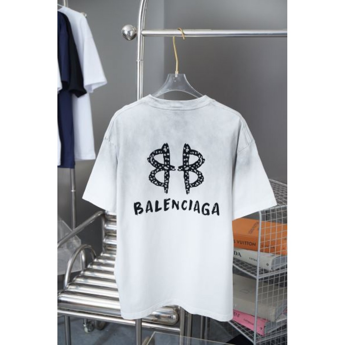 BALENCIAGA バレンシアガ コピー 半袖Tシャツ モードで大胆なデザイン