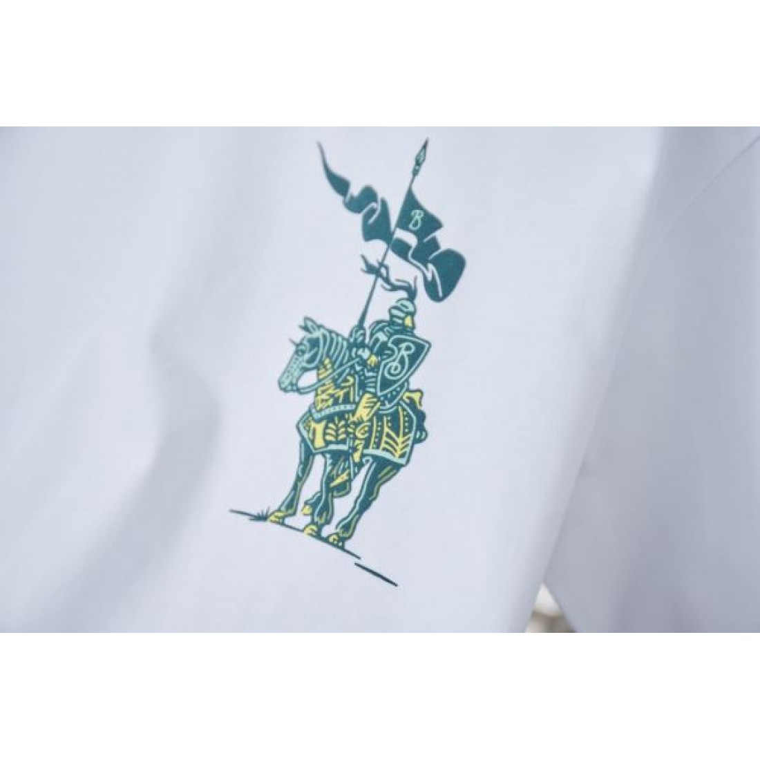  雰囲気をまとう BURBERRY バーバリー コピー 半袖Tシャツ 知的で控えめな一枚