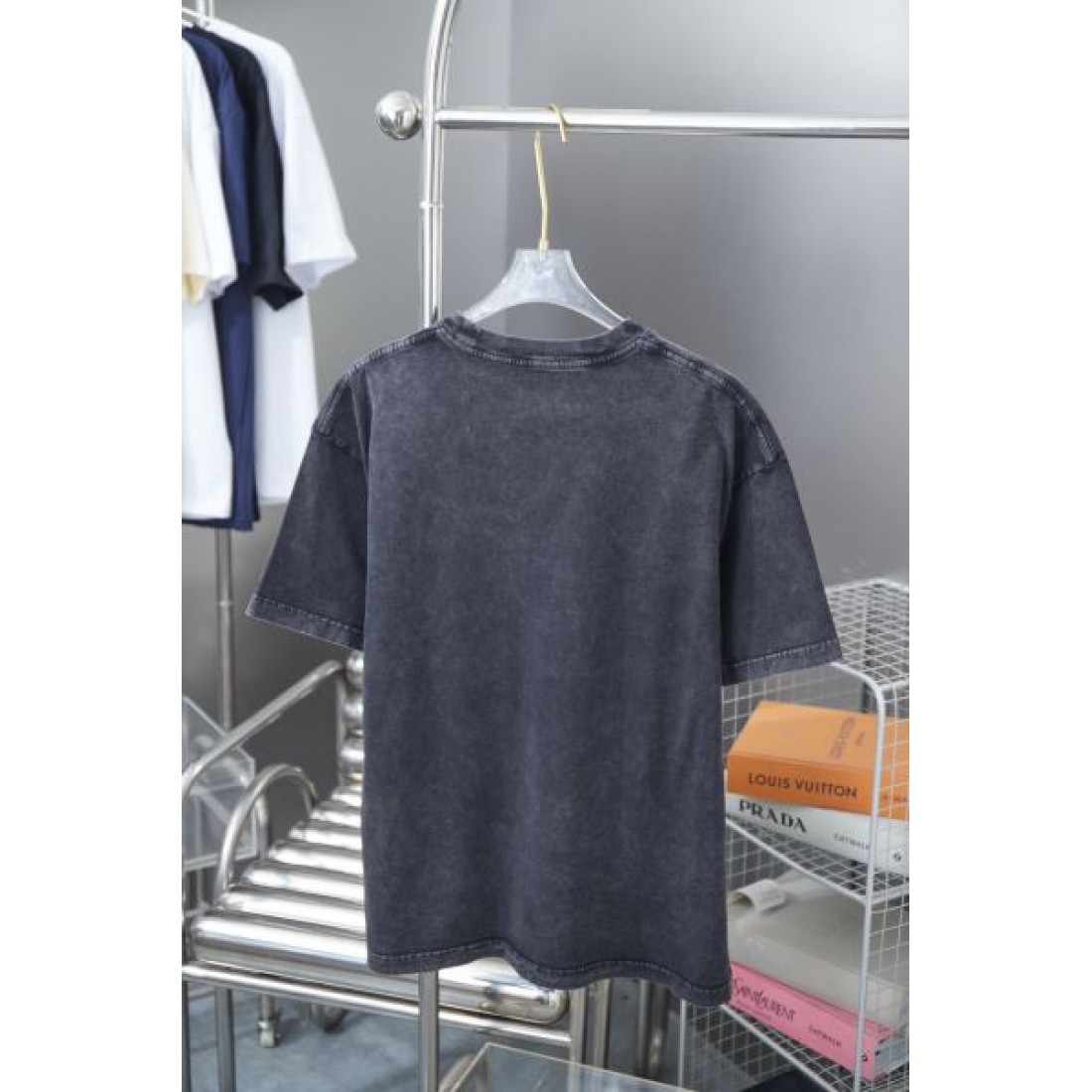上質な質感 CELINE セリーヌ コピー 半袖Tシャツ フェミニンでミニマルな印象に