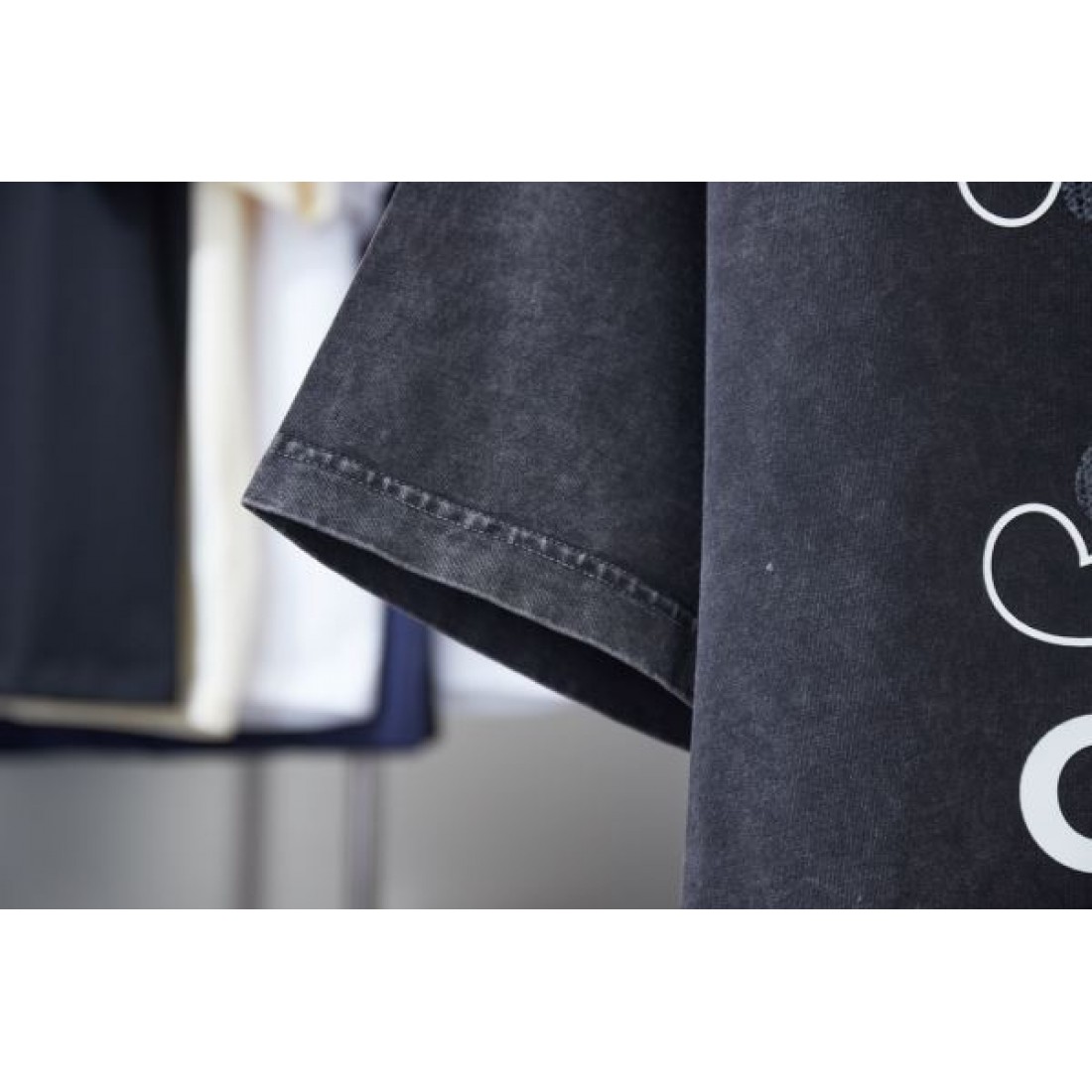上質な質感 CELINE セリーヌ コピー 半袖Tシャツ フェミニンでミニマルな印象に