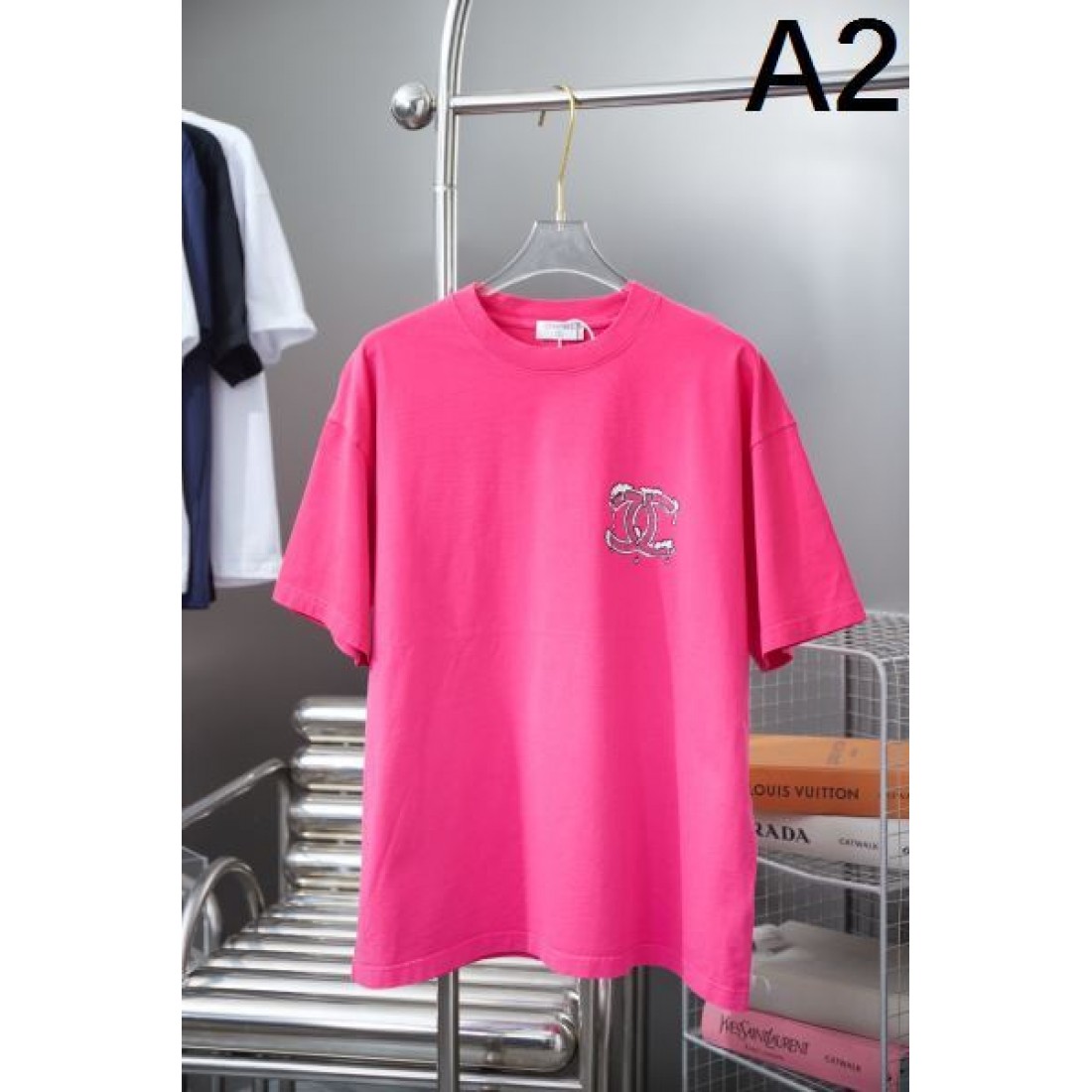 シルエットが際立つ CHANEL シャネル コピー 半袖Tシャツ 優雅で華やかな表情