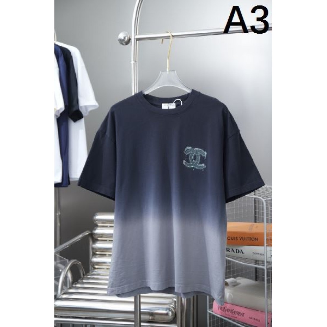 シルエットが際立つ CHANEL シャネル コピー 半袖Tシャツ 優雅で華やかな表情