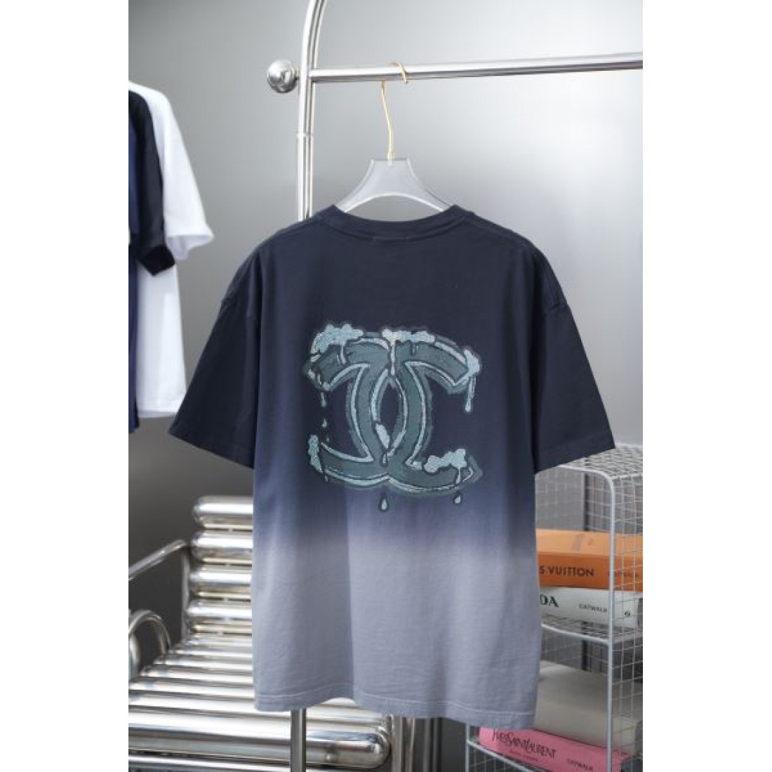 シルエットが際立つ CHANEL シャネル コピー 半袖Tシャツ 優雅で華やかな表情