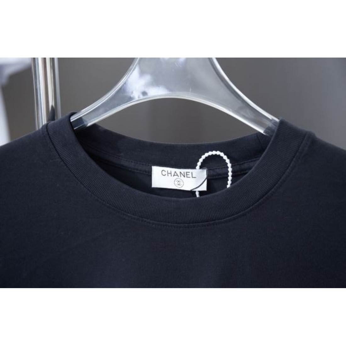 シルエットが際立つ CHANEL シャネル コピー 半袖Tシャツ 優雅で華やかな表情