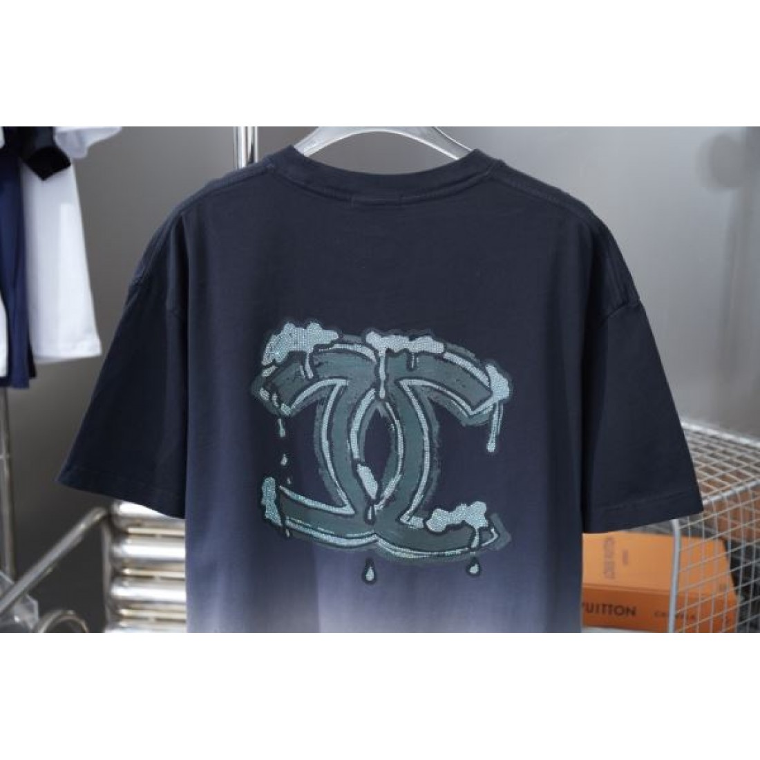 シルエットが際立つ CHANEL シャネル コピー 半袖Tシャツ 優雅で華やかな表情