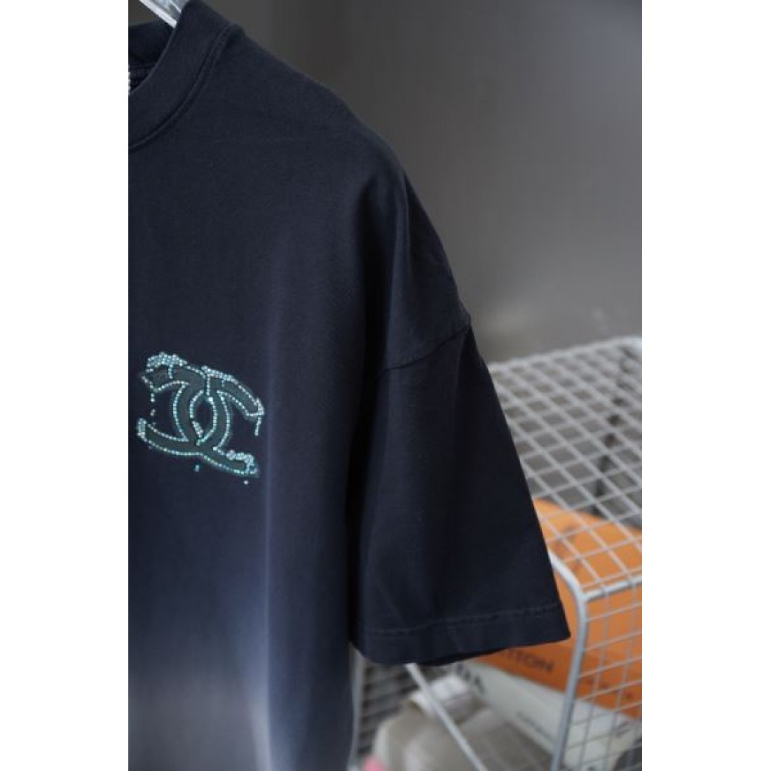 シルエットが際立つ CHANEL シャネル コピー 半袖Tシャツ 優雅で華やかな表情