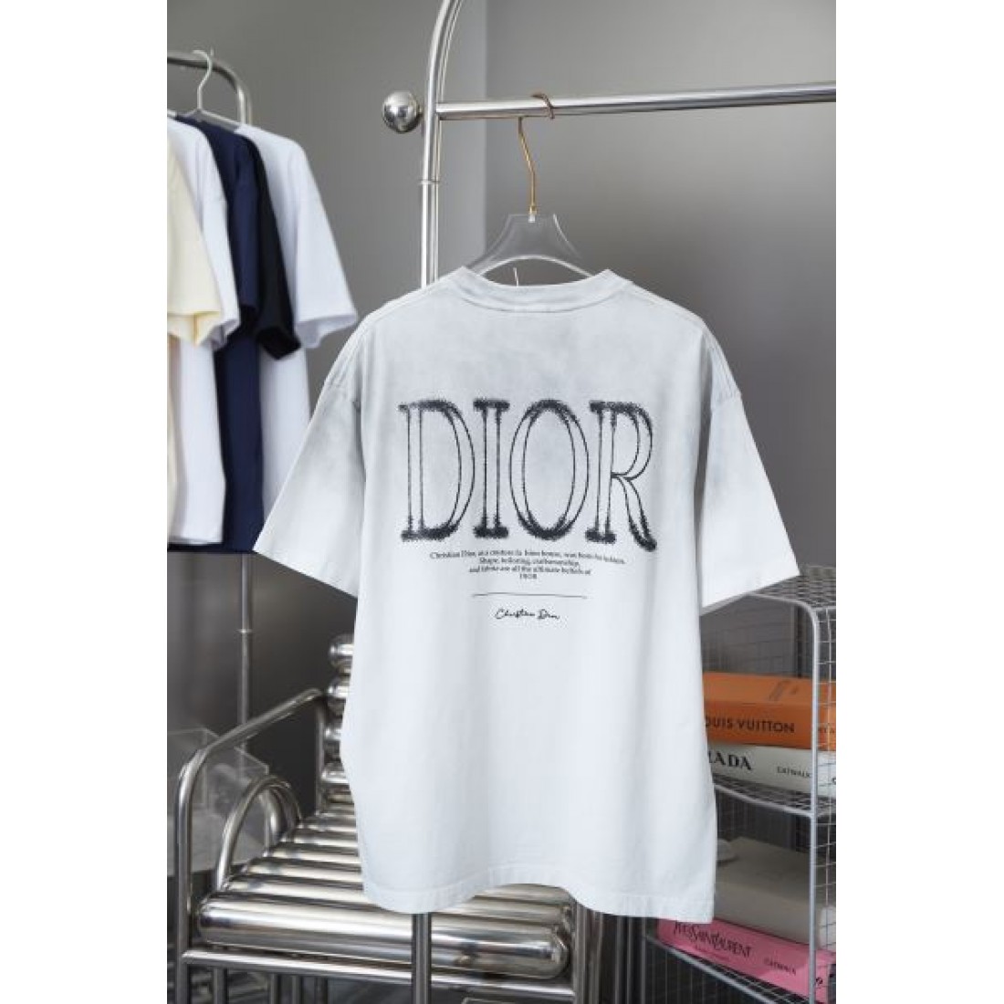 モダンな雰囲気漂う DIOR ディオール コピー 半袖Tシャツ 上品な