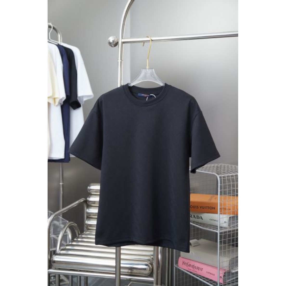 スタイリッシュで上質な LOUIS VUITTON ルイヴィトン コピー 半袖Tシャツ