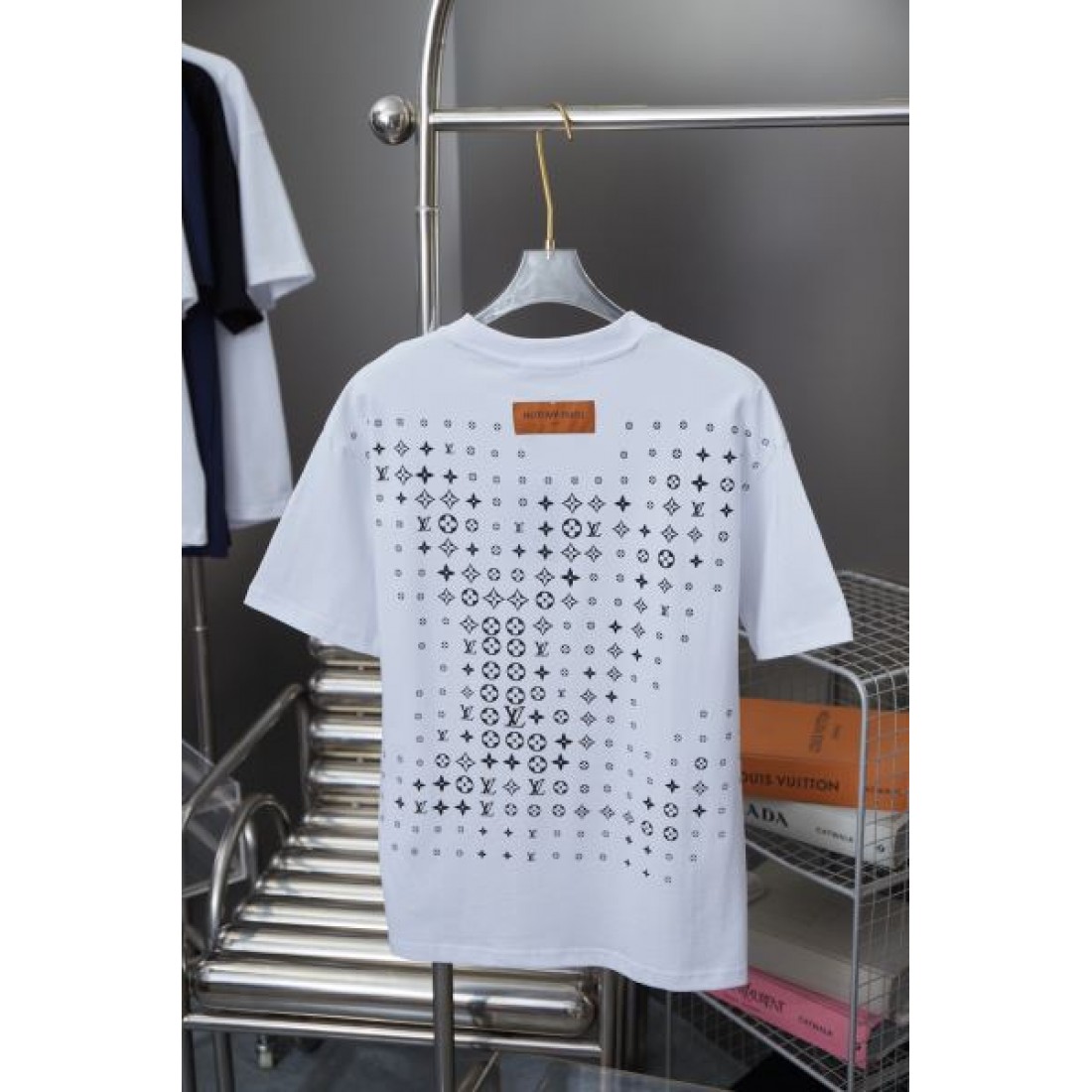 一瞬で華やぐ LOUIS VUITTON ルイヴィトン コピー 半袖Tシャツ 期間限定