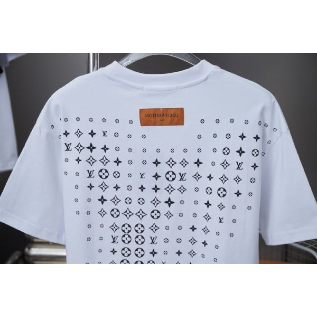 一瞬で華やぐ LOUIS VUITTON ルイヴィトン コピー 半袖Tシャツ 期間限定