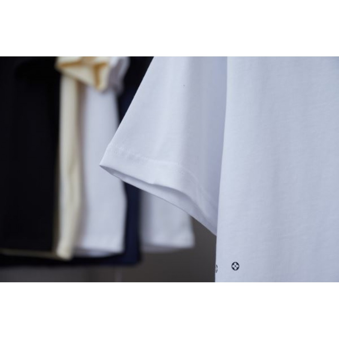 一瞬で華やぐ LOUIS VUITTON ルイヴィトン コピー 半袖Tシャツ 期間限定