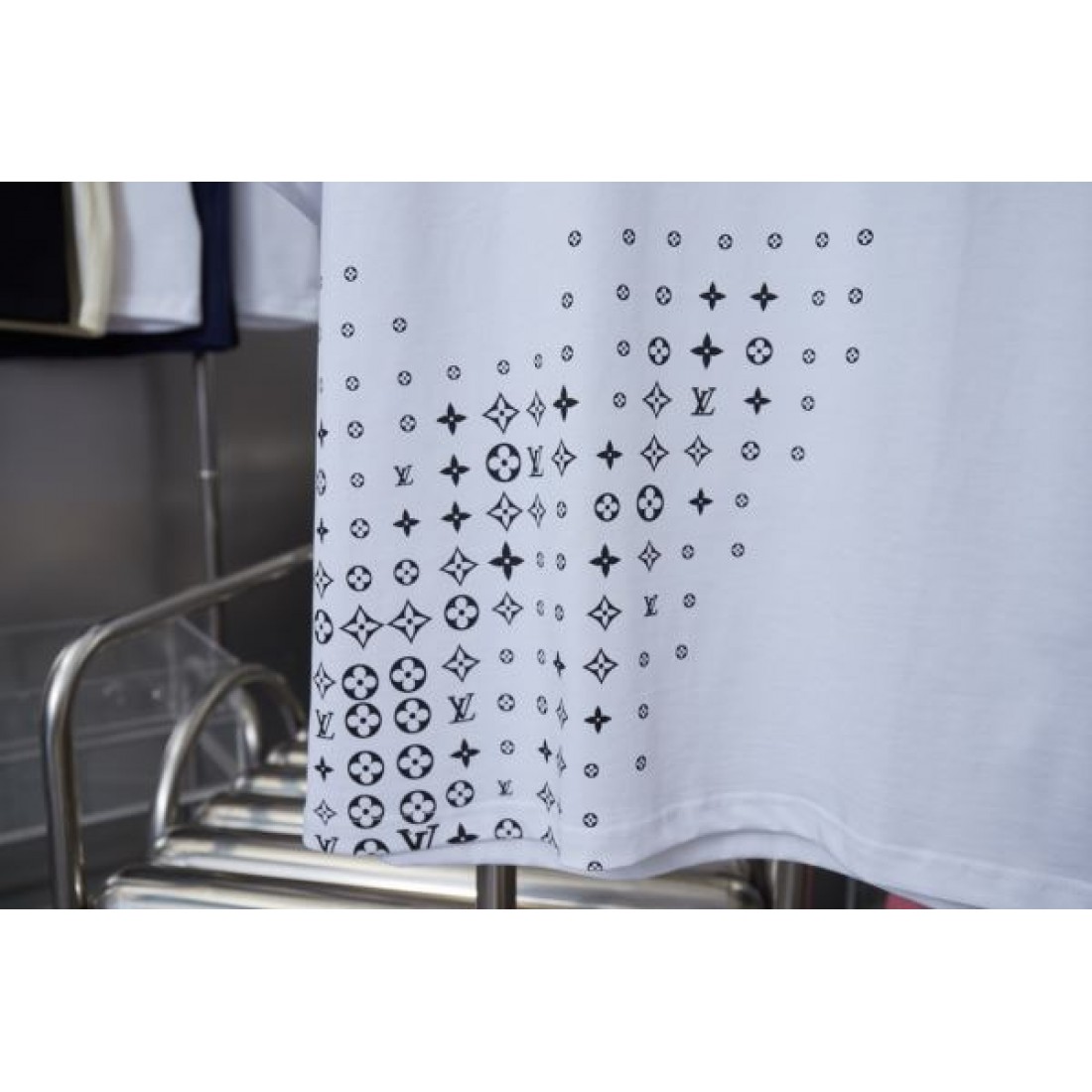 一瞬で華やぐ LOUIS VUITTON ルイヴィトン コピー 半袖Tシャツ 期間限定