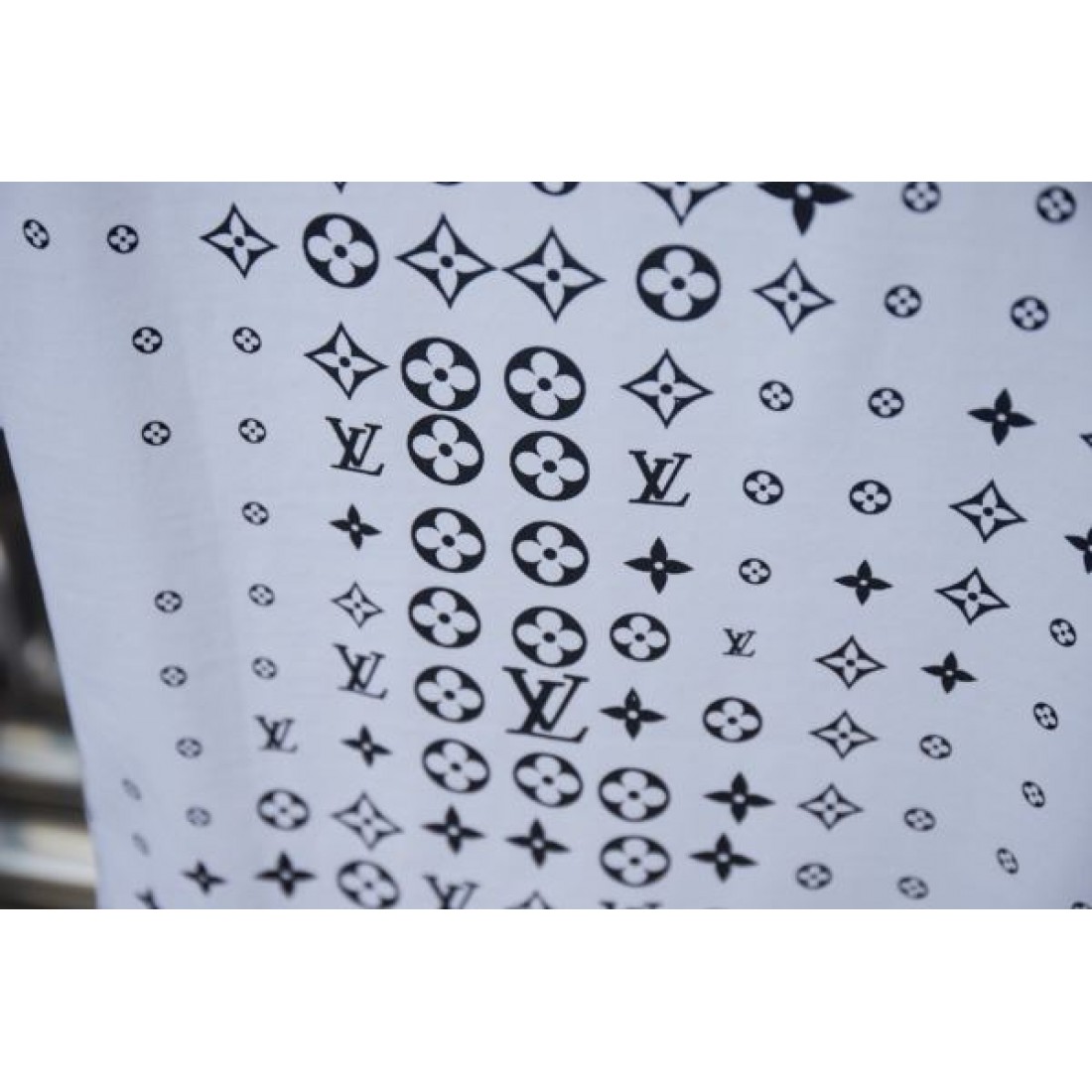 一瞬で華やぐ LOUIS VUITTON ルイヴィトン コピー 半袖Tシャツ 期間限定