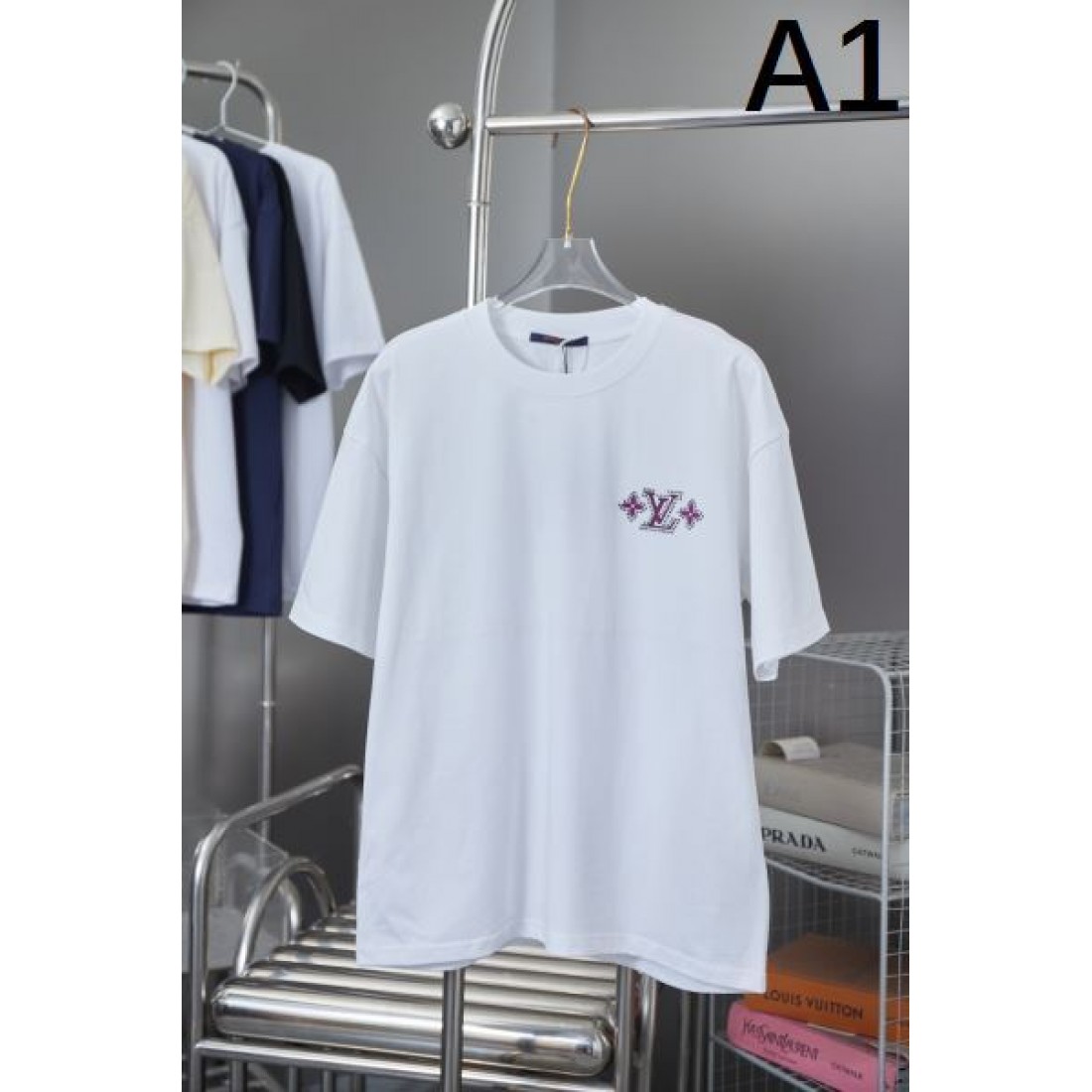 自分へのご褒美に LOUIS VUITTON ルイヴィトン コピー 半袖Tシャツ ギフトにも最適