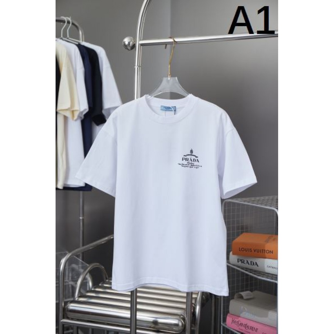 旬コーデに最適 PRADA プラダ コピー 半袖Tシャツ オールシーズン活躍