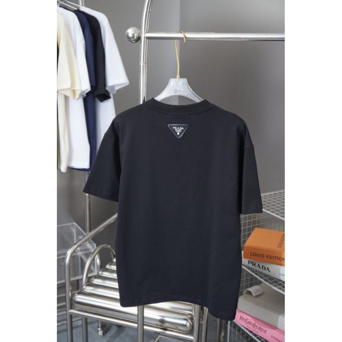 旬コーデに最適 PRADA プラダ コピー 半袖Tシャツ オールシーズン活躍